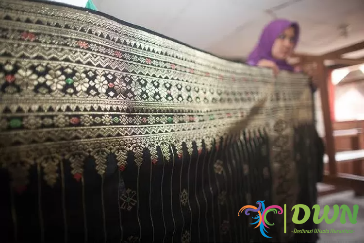 Songket Pandai Sikek: Oleh-Oleh Warisan Budaya yang Elegan