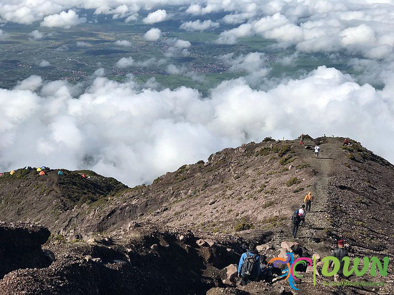 Mendaki Gunung Kerinci: Petualangan Puncak Tertinggi Sumatera