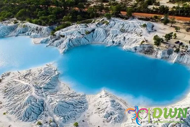 Danau Kaolin, Surga Tersembunyi dengan Air Biru Memesona