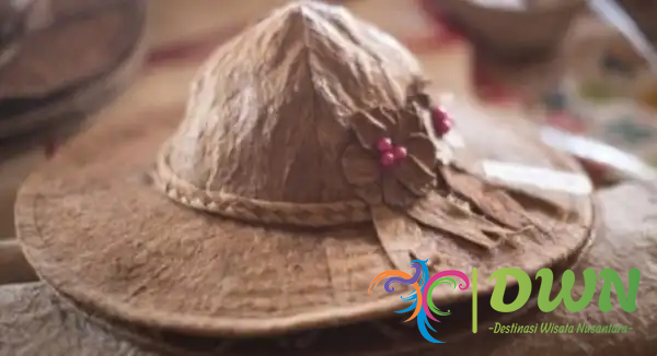 Topi Serat Kayu: Oleh-Oleh Unik dari Kalimantan Tengah