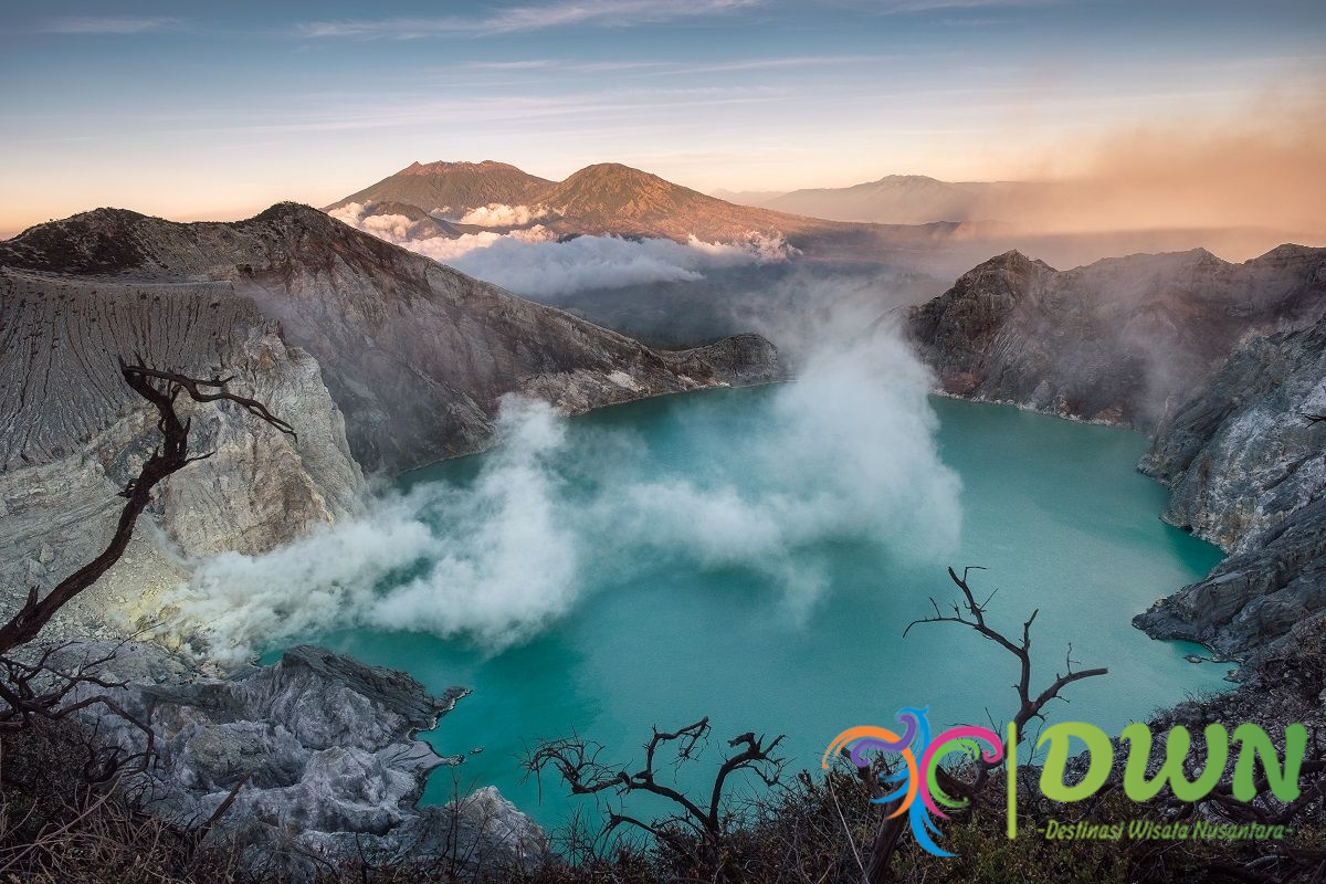 Kawah Ijen: Destinasi Wisata Alam Terbaik di Jawa Timur