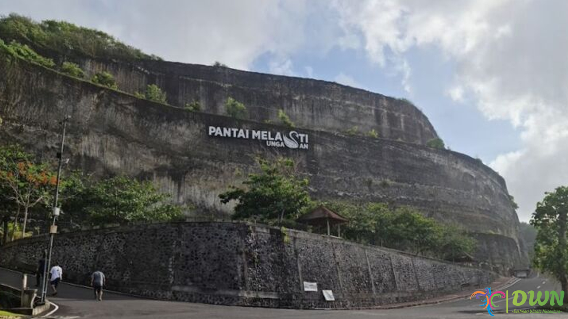 Pantai Melasti: Destinasi Eksotis dengan Sunset yang Memukau