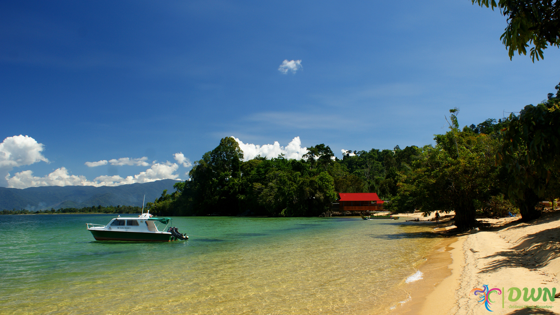 Pesona Danau Poso: Permata di Tengah Pulau Sulawesi