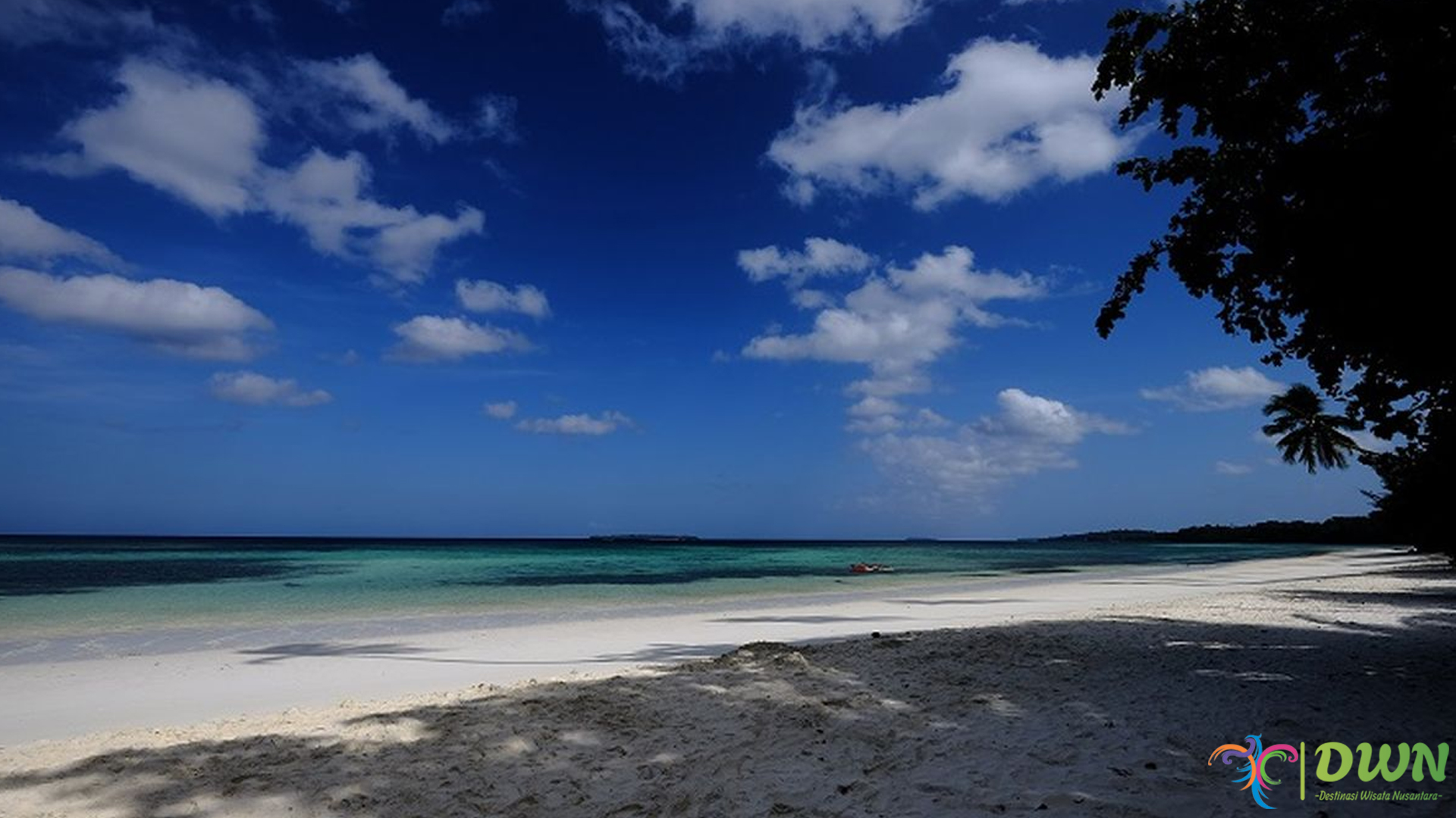 Pantai Ngurbloat: Liburan Seru di Pasir Putih Terpanjang Maluku