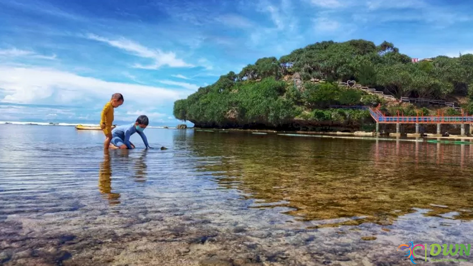 Pesona Pulau Kecil di Pantai Drini: Destinasi Eksotis di Yogyakarta