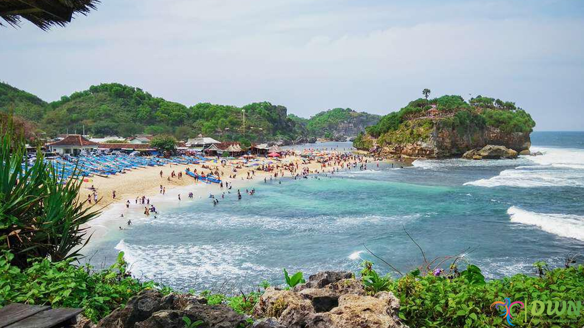 Pesona Pulau Kecil di Pantai Drini: Destinasi Eksotis di Yogyakarta