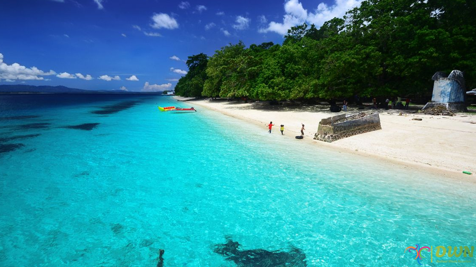 Pantai Liang: Menikmati Pesona Laut Biru & Pasir Putih di Maluku