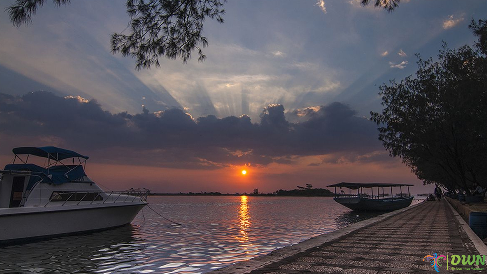 Menikmati Sunset dan Laut Biru di Pantai Marina Semarang